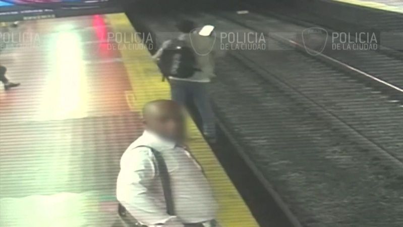 Koukal do mobilu a spadl do kolejiště metra